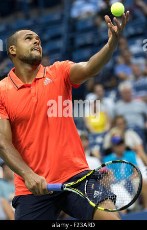 Jo-Wilfried Tsonga (FRA) de la compétition à l'US Open de Tennis 2015 Banque D'Images