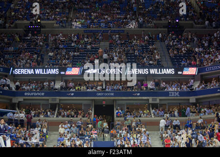 Serena et Venus Williams (USA) qui se font concurrence dans les quarts contre à l'US Open 2015 Tennis Banque D'Images