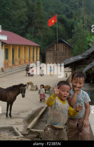 Deux garçons Hmong sourire pour la caméra. Ban Pho village près de Bac Ha, province de Lao Cai, Vietnam Banque D'Images