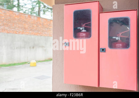 Deux extincteurs dans leurs casiers rouge. Copy space Banque D'Images