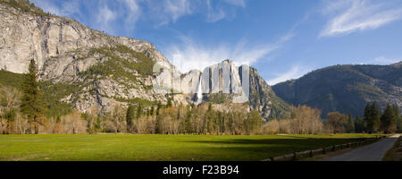 L'eau tombant des rochers, Yosemite Falls, Yosemite Valley, Yosemite National Park, California, USA Banque D'Images