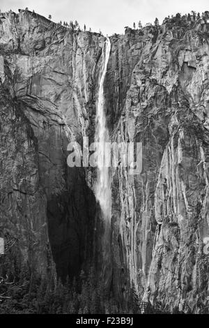 Cascade dans une vallée, chutes de ruban, El Capitan, Yosemite Valley, Yosemite National Park, California, USA Banque D'Images