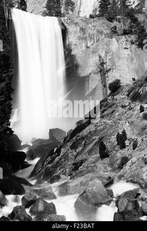 L'eau tombant des rochers dans une rivière, Yosemite Mist Trail, Chutes Vernal, Yosemite National Park, California, USA Banque D'Images