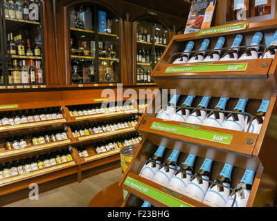 Sherry-Lehmann Wine and Spirits Store Interior, New York, États-Unis, 2015 Banque D'Images