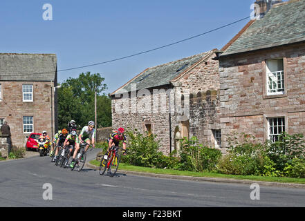 10 septembre 2015, Stage 5, Tour de Bretagne 2015, Cumbria UK. L'homme 5 breakaway, dirigée par Morgan Kneisky de Team Raleigh GAC, et Igor Anton de Movistar en deuxième lieu, les cycles dans le village de Cumbrie de Greystoke. Credit : Julie friteuse/Alamy Live News Banque D'Images