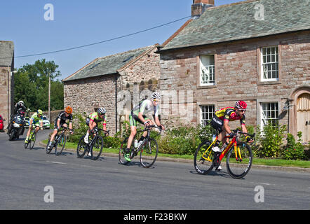 10 septembre 2015, Stage 5, Tour de Bretagne 2015, Cumbria UK. L'homme 5 breakaway, dirigée par Morgan Kneisky de Team Raleigh GAC, suivi d'Igor Anton de Movistar en deuxième lieu, les cycles dans le village de Cumbrie de Greystoke. Credit : Julie friteuse/Alamy Live News Banque D'Images