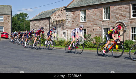 , Cumbria (Royaume-Uni). 10 Septembre, 2015. Tour de Grande-Bretagne l'étape 5. Dans le peloton principal cavaliers dans le cycle du village de Cumbrie Greystoke sur un après-midi ensoleillé. Credit : Julie friteuse/Alamy Live News Banque D'Images