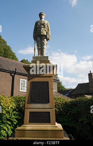 Mémorial de la 1ère Guerre mondiale dans le vert du village de Dore, Sheffield Angleterre, bâtiment classé de grade II du village de banlieue Banque D'Images