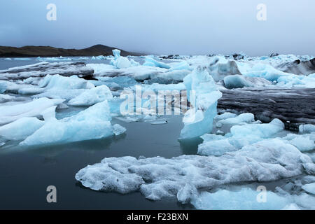 Les icebergs flottent dans un lac glaciaire Jökulsárlón, près de Le parc national du Vatnajökull, dans le sud-est de l'Islande. Banque D'Images