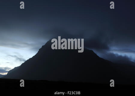 Une tempête fait rage au-dessus d'une montagne sur le bord de Le parc national du Vatnajökull, dans le sud-est de l'Islande. Enveloppe le nuage montagne. Banque D'Images