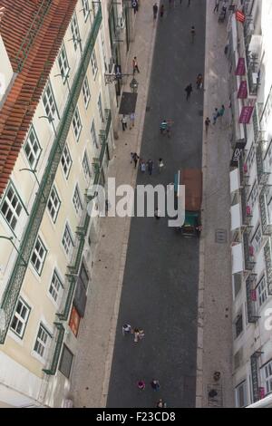 Lisbonne, Portugal - 25 octobre 2014 : vue du sommet de Santa Justa de rue commerçante Rua do Carmo à Lisbonne, avec p Banque D'Images