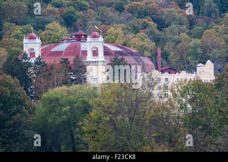 Sur le toit rouge de l'ouest de Baden Springs Resort and Casino d'oeil au-dessus de la ligne des arbres, French Lick, Indiana, USA Banque D'Images