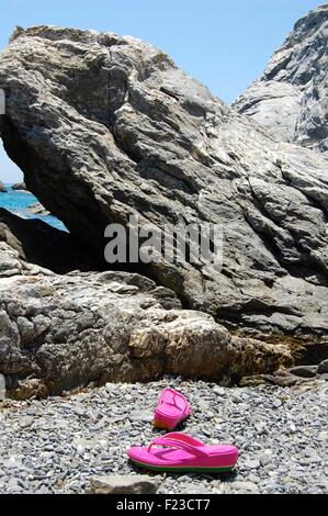 Tongs rose sur la plage d'Agia Anna, Grèce Amorgos Banque D'Images