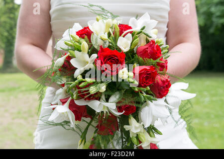 Bride holding bouquet de mariage Banque D'Images