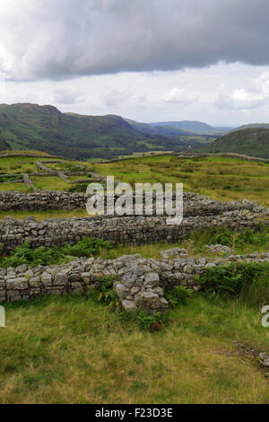 Ciel d'orage sur les ruines du Fort romain de Hardknott Mediobogdum, Cumbria, Parc National de Lake District, England, UK. Banque D'Images