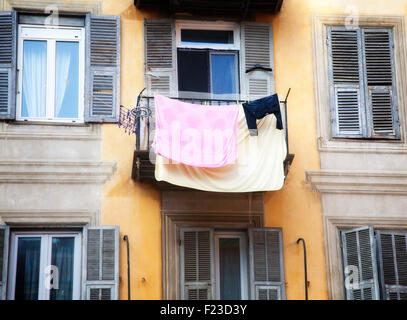 Séchage blanchisserie du balcon d'un appartement à Nice, France. Banque D'Images
