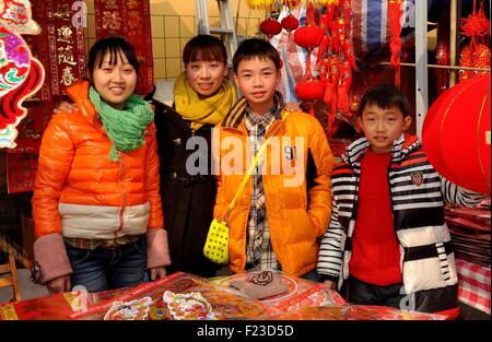 Pengzhou, Chine : Heureux marchands vendant des décorations et des jouets pour le Nouvel An chinois Banque D'Images