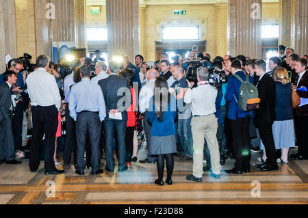 Belfast, Royaume-Uni. 10 Septembre, 2015. Des équipes de télévision et les journalistes entourent les politiciens de l'Irlande du Nord dans la grande salle, les édifices du Parlement, Stormont Crédit : Stephen Barnes/Alamy Live News Banque D'Images