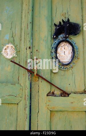 Vieille porte peinte en vert sur l'île d'Amorgos Grèce Banque D'Images