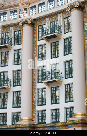 Intérieur de l'atrium voûté à West Baden Springs Hotel montrant chambres avec terrasses, French Lick, Indiana Banque D'Images