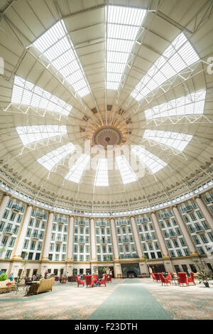 Atrium de six étages dans le centre historique de West Baden Springs Resort en dôme, French Lick, Indiana, USA Banque D'Images