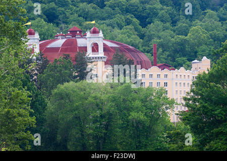 Sur le toit rouge de l'ouest de Baden Springs Resort and Casino d'oeil au-dessus de la ligne des arbres, French Lick, Indiana, USA Banque D'Images