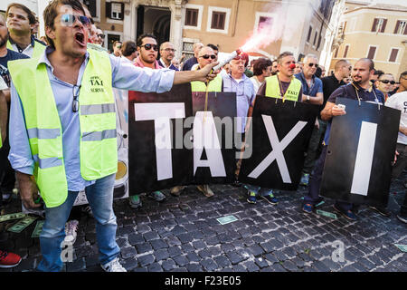 Un chauffeur de taxi italien allume une torche qu'il prendre part à une manifestation pour protester contre le service Uber à Rome. Des centaines de chauffeurs de taxi italiens descendent dans la rue à Rome pour protester contre une proposition de loi en faveur d'UberPOP, un smartphone basé sur réseau de transport et la compagnie de taxi, qui emploie des pilotes sans les permis spéciaux requis pour conduire un taxi. (Photo de Giuseppe Ciccia / Pacific Press) Banque D'Images