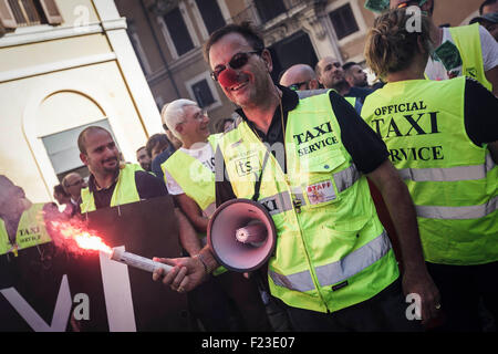 Un chauffeur de taxi italien allume une torche qu'il prendre part à une manifestation pour protester contre le service Uber à Rome. Des centaines de chauffeurs de taxi italiens descendent dans la rue à Rome pour protester contre une proposition de loi en faveur d'UberPOP, un smartphone basé sur réseau de transport et la compagnie de taxi, qui emploie des pilotes sans les permis spéciaux requis pour conduire un taxi. (Photo de Giuseppe Ciccia / Pacific Press) Banque D'Images