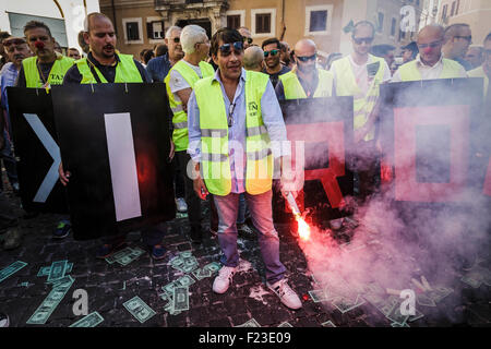 Un chauffeur de taxi italien allume une torche qu'il prendre part à une manifestation pour protester contre le service Uber à Rome. Des centaines de chauffeurs de taxi italiens descendent dans la rue à Rome pour protester contre une proposition de loi en faveur d'UberPOP, un smartphone basé sur réseau de transport et la compagnie de taxi, qui emploie des pilotes sans les permis spéciaux requis pour conduire un taxi. (Photo de Giuseppe Ciccia / Pacific Press) Banque D'Images