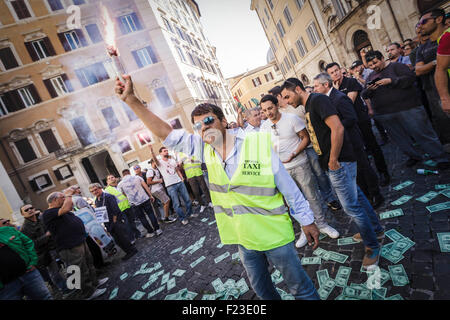 Un chauffeur de taxi italien allume une torche qu'il prendre part à une manifestation pour protester contre le service Uber à Rome. Des centaines de chauffeurs de taxi italiens descendent dans la rue à Rome pour protester contre une proposition de loi en faveur d'UberPOP, un smartphone basé sur réseau de transport et la compagnie de taxi, qui emploie des pilotes sans les permis spéciaux requis pour conduire un taxi. (Photo de Giuseppe Ciccia / Pacific Press) Banque D'Images