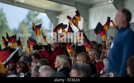 Blair Atholl, en Écosse, au Royaume-Uni. 10 Septembre, 2015. German fans célébrer après Michael Jung [GER] test de dressage le premier jour. La FEI European Eventing Championships 2015 Blair Castle Crédit : Stephen Bartholomew/Alamy Live News Banque D'Images