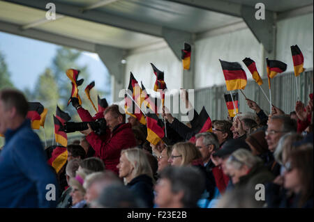 Blair Atholl, en Écosse, au Royaume-Uni. 10 Septembre, 2015. German fans célébrer après Michael Jung [GER] test de dressage le premier jour. La FEI European Eventing Championships 2015 Blair Castle Crédit : Stephen Bartholomew/Alamy Live News Banque D'Images