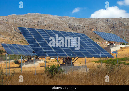 Panneaux solaires dans les montagnes de l'île de Crète, Grèce Banque D'Images