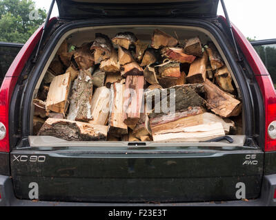 Coffre de voiture avec pile de bois de chauffage Photo Stock - Alamy