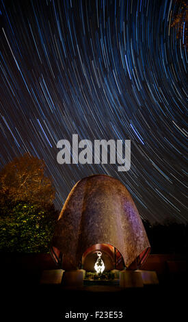Star Trails dans ciel de nuit sur la rue Church, New Harmony, IN, USA Banque D'Images