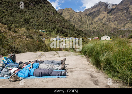 Le Pérou, les routards se reposant dans sunshine de camping près de Sayaqmarka le long des ruines de l'Inca vers le Machu Picchu Banque D'Images