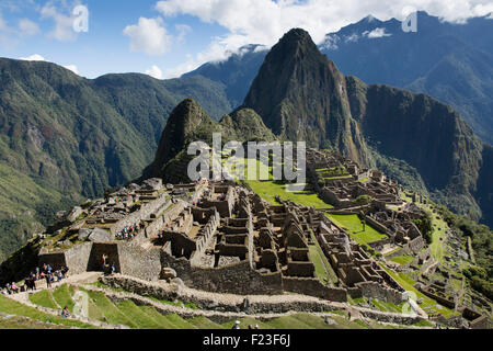 Pérou, Morning sun lights ruines Inca au Machu Picchu avec Huayna Picchu peak s'élevant au-dessus de la rivière Urubamba Banque D'Images