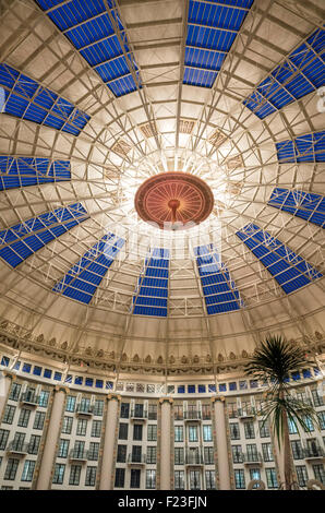 L'évolution des lumières dans le plafond en dôme de l'atrium de six étages à West Baden Springs Resort, French Lick, Indiana, USA Banque D'Images