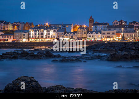 Twilight plus de Portstewart, comté d'Antrim, en Irlande du Nord, Royaume-Uni Banque D'Images