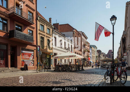 Journée d'été sur la rue Chelminska à Torun, Pologne. UNESCO World Heritage site. Banque D'Images