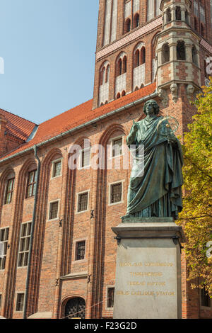 Statue de Nicolas Copernic à Torun, Pologne la vieille ville. Patrimoine de l'UNESCO. Banque D'Images