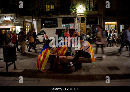 Barcelone, Catalogne, Espagne. 10 Sep, 2015. Un groupe de personnes portant un drapeau indépendantiste catalan (estelades) eating pizza dans les rues de Barcelone où plusieurs pour l'indépendance a eu lieu la nuit avant la célébration de la fête nationale catalane le 10 septembre 2015. Les derniers sondages donnent une majorité absolue à l'indépendance (parties Junts Pel Si et CUP) qui seront au cours des élections régionales catalanes le 27 septembre. © Jordi Boixareu/ZUMA/Alamy Fil Live News Banque D'Images