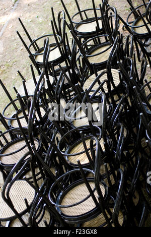 Photo de chaises noires empilées Banque D'Images