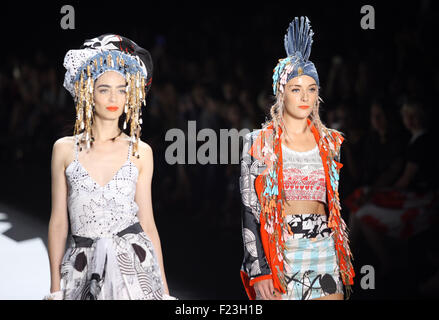 New York, USA. 10 Sep, 2015. Présenter des modèles de créations du printemps/été 2016 collection Desigual durant la New York Fashion Week à New York, États-Unis, le 10 septembre, 2015. © Wu Xia/Xinhua/Alamy Live News Banque D'Images