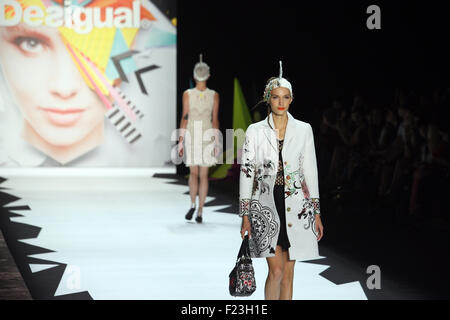 New York, USA. 10 Sep, 2015. Présenter des modèles de créations du printemps/été 2016 collection Desigual durant la New York Fashion Week à New York, États-Unis, le 10 septembre, 2015. © Wu Xia/Xinhua/Alamy Live News Banque D'Images