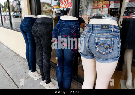 Vue arrière de mannequins équipés de women's blue denim jeans devant un magasin Banque D'Images