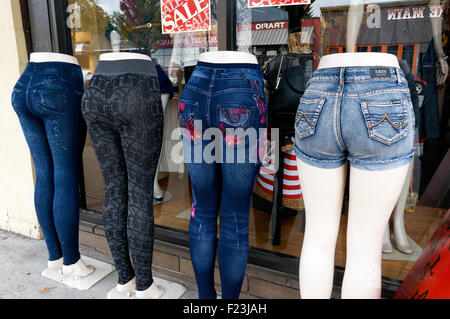 Vue arrière de mannequins équipés de women's blue denim jeans devant un magasin Banque D'Images