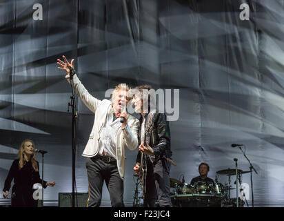 Rod Stewart et Ronnie Wood le chant. Les visages, réuni, produisent en concert live sur scène ensemble à Surrey, en septembre 2015 Banque D'Images