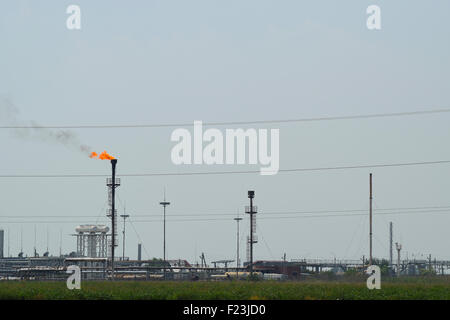 Système de torche sur un champ de pétrole, Banque D'Images