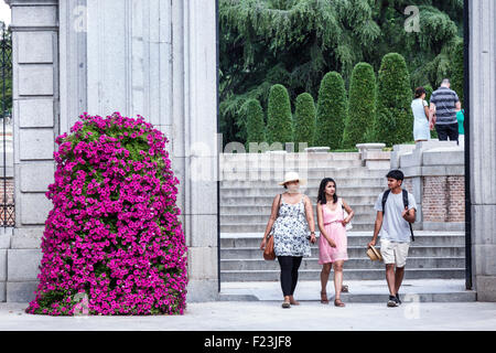 Madrid Espagne,Hispanic Retiro,Parque del Buen Retiro,Buen Retiro Park,ville,Puerta de Felipe IV,entrée,asiatique homme hommes,femme femmes,amis,l Banque D'Images